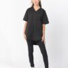 Top médico con bolsillo Sand Élite color negro de Santé, corte oversize con cuello en V, vista de cuerpo completo