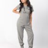 Pantalón médico Étolie color gris de Santé, con puño abotonado, vista de cuerpo completo